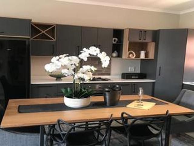 Townhouse for rent in Waterkloof, Gauteng