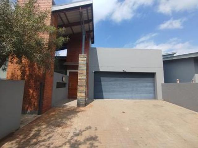 Townhouse for sale in Waterkloof, Gauteng