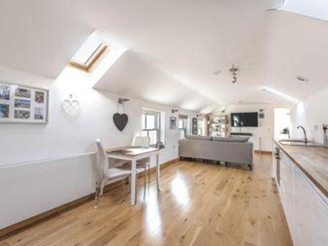 House for sale in Heol-las, Surrey