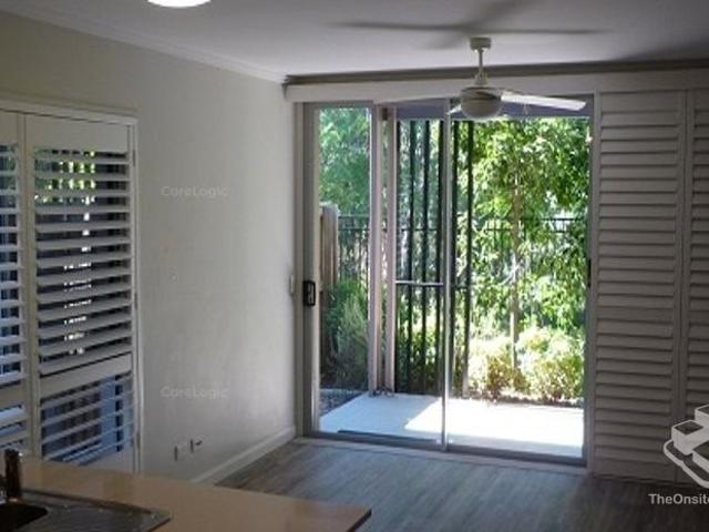 Townhouse for rent in Cannon Hill, Greater Brisbane