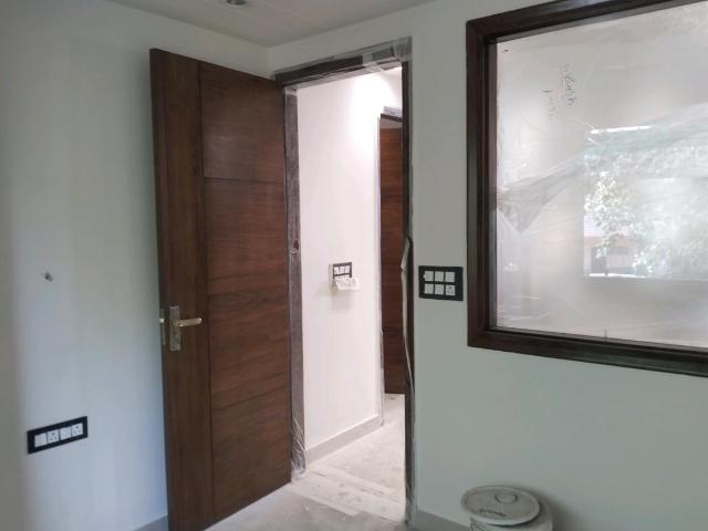 Flat for sale in North Delhi, Deri