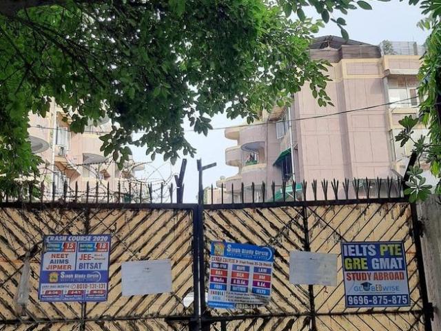 Flat for sale in North Delhi, Deri