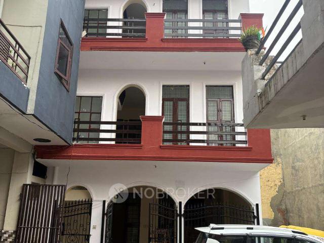 House for sale in Hariana