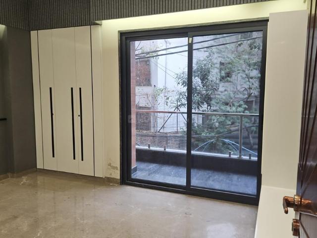 Flat for sale in North Delhi, Deri