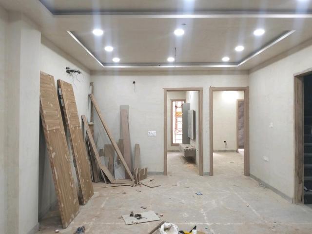 Flat for sale in North Delhi, Deri