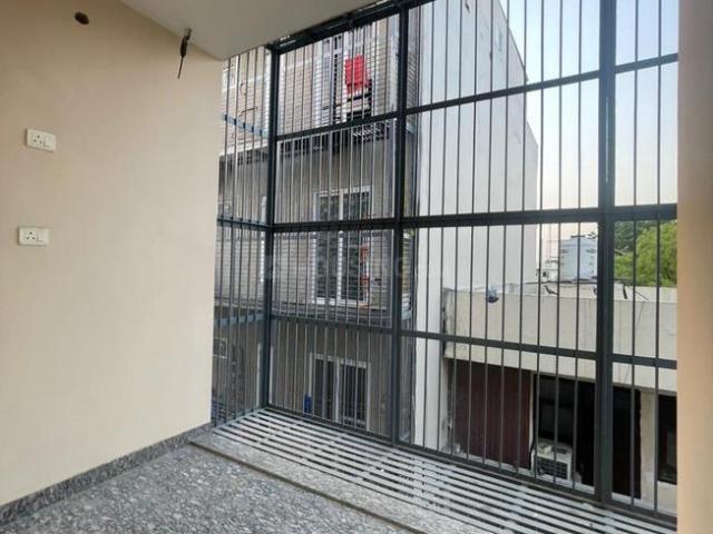 Flat for sale in West Delhi, Deri