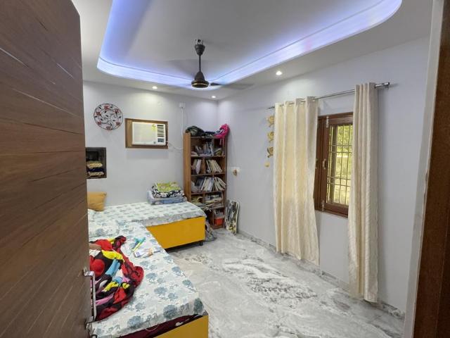 Flat for sale in East Delhi, Deri