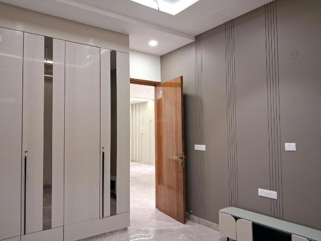 Flat for sale in West Delhi, Deri