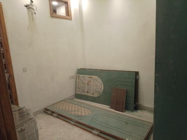Flat for sale in North Delhi, Deri