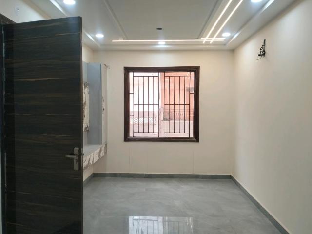 Flat for sale in North Delhi, Deri