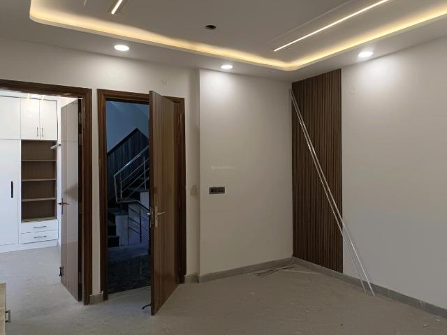 Flat for sale in North Delhi, Deri