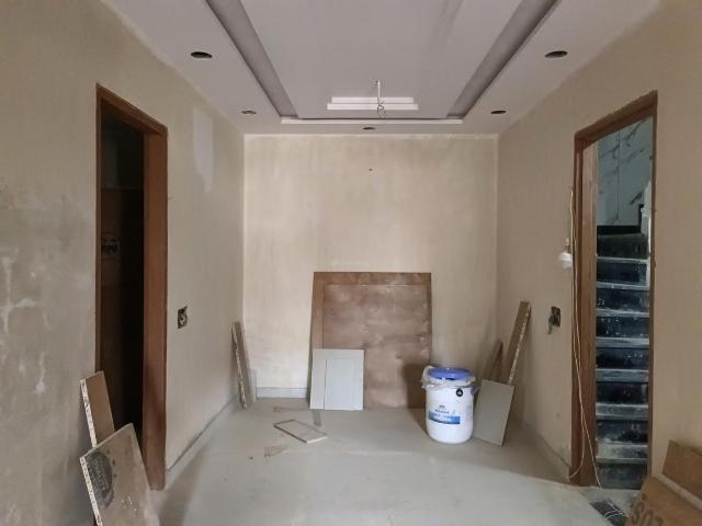 Flat for sale in North Delhi, Deri