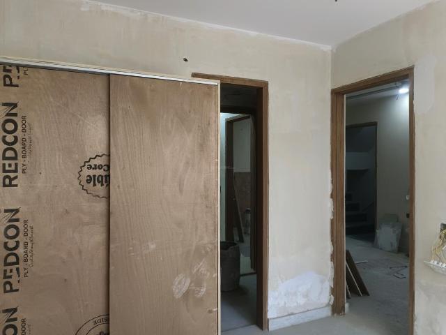 Flat for sale in North Delhi, Deri