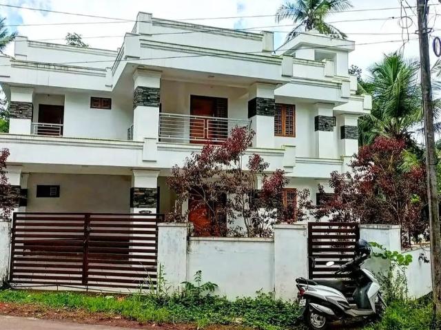 House for rent in Pazhayanirathu, Koothuparamba
