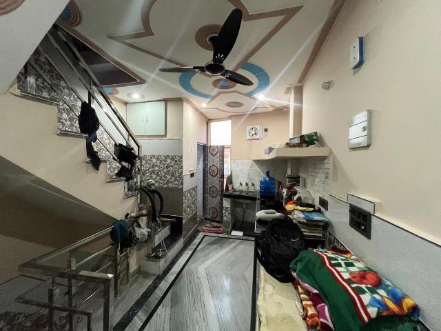 House for sale in North East Delhi, Deri