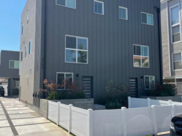 Townhouse for rent in Canoga Park, California