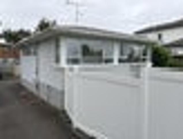 House for sale in Henderson-Massey, Rapanui