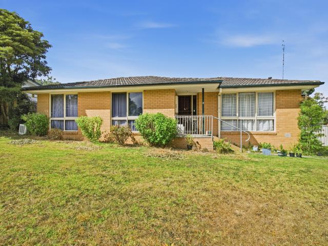House for rent in Churchill, Victoria