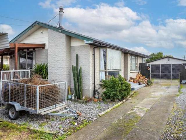 House for sale in Chaslands, Canterbury