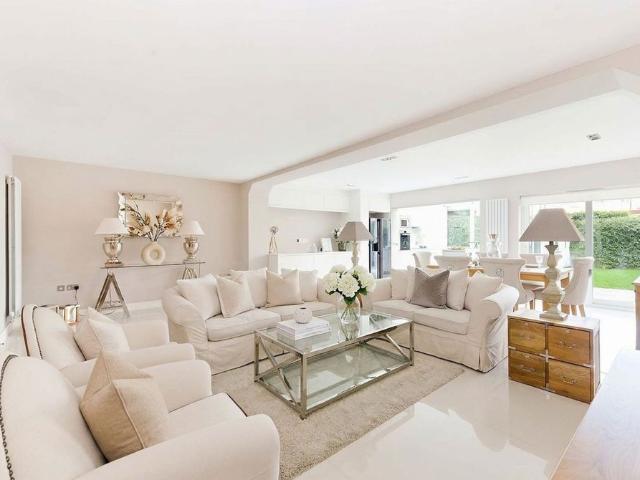 Townhouse for rent in Belsize Park, Greater London