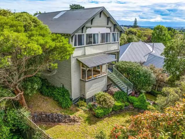 House for sale in Chaslands, Canterbury