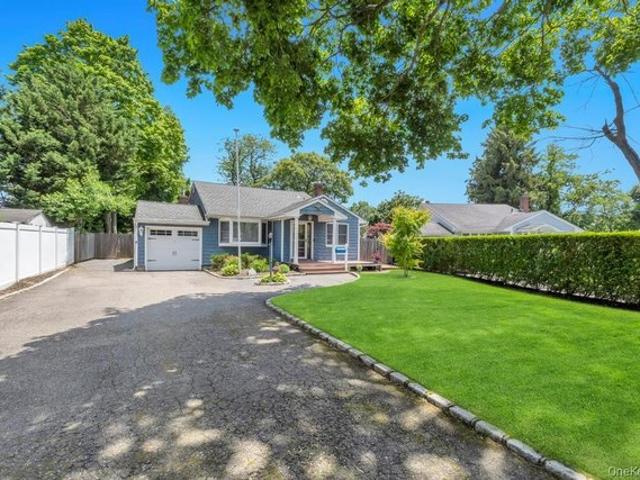 House for sale in Smithtown, New York