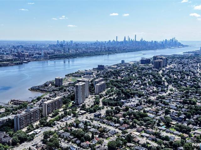 House for sale in Fort Lee, New Jersey
