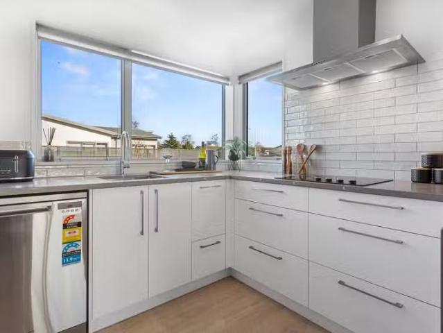 House for sale in Chaslands, Canterbury