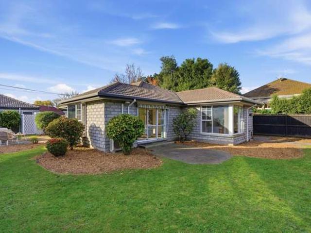 House for sale in Chaslands, Canterbury