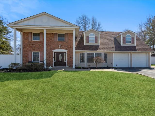 House for sale in Holtsville