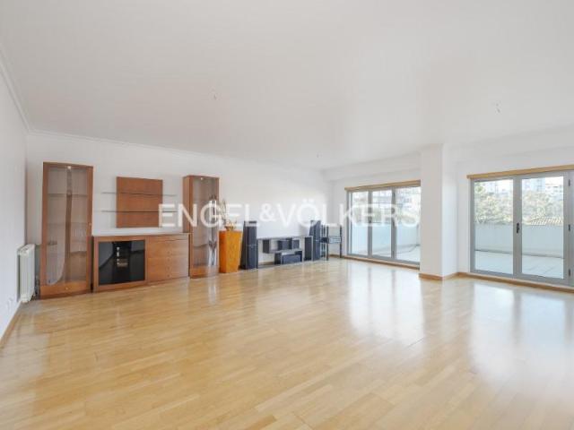 Apartamento alugar em Bairro de Santa Cruz de Benfica, Lisboa