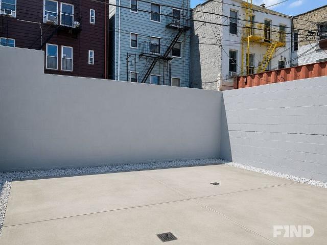 Detached House for rent in Arverne, New York