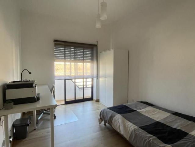 Quarto alugar em Área Residencial de Capuchos, Funchalinho, Casas Velhas, Pilotos, Vila Nova de Caparica, Casalinho, Almada