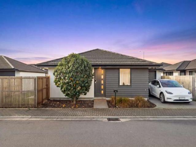 House for sale in Chaslands, Canterbury