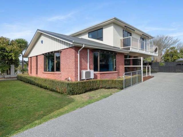 House for sale in Chaslands, Canterbury
