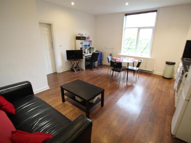 Apartment for rent in Hyde Park, West Yorkshire