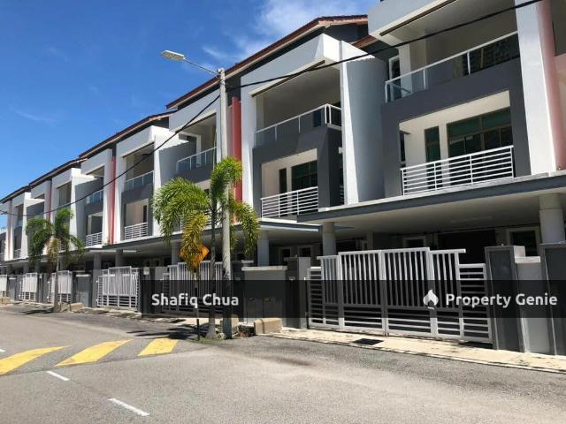 Terraced House for sale in Malaka