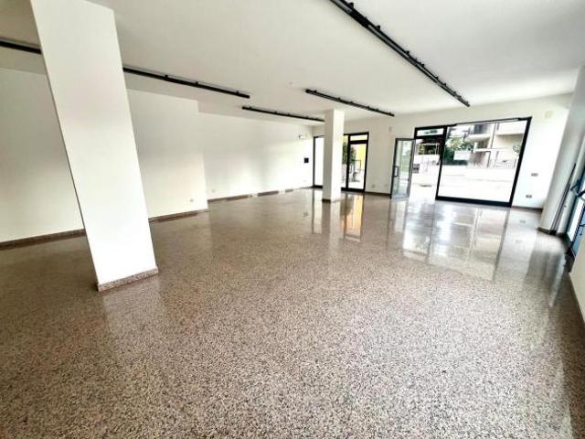 Locale Commerciale in affitto a Unione dei Comuni della Val Vibrata, Alba Adriatica