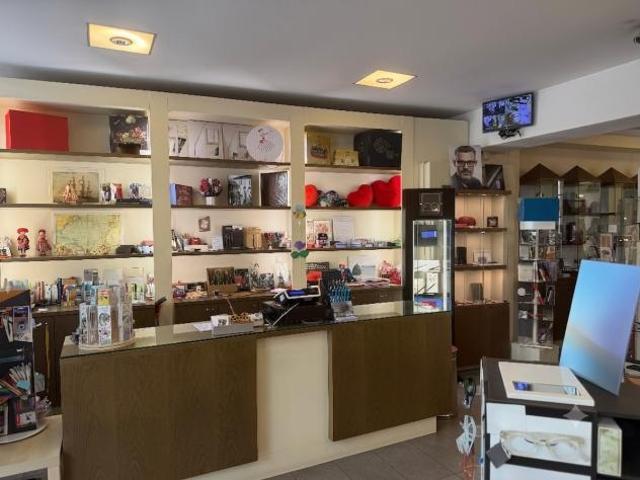 Locale Commerciale in affitto a Saronno, Lombardia