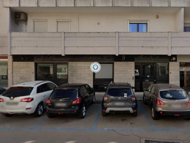 Locale Commerciale in vendita a Puglia, Lecce