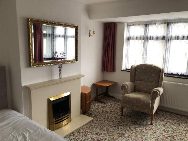 Room for rent in Elm Park, Greater London