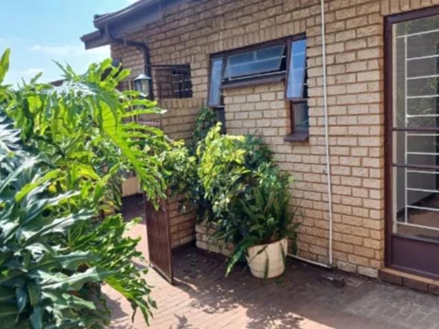 Townhouse for rent in Vosloorus, Gauteng