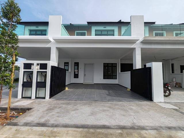 Terraced House for sale in Malaka
