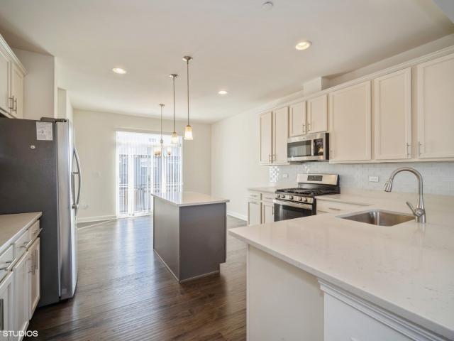 Townhouse for sale in Warrenville, Illinois