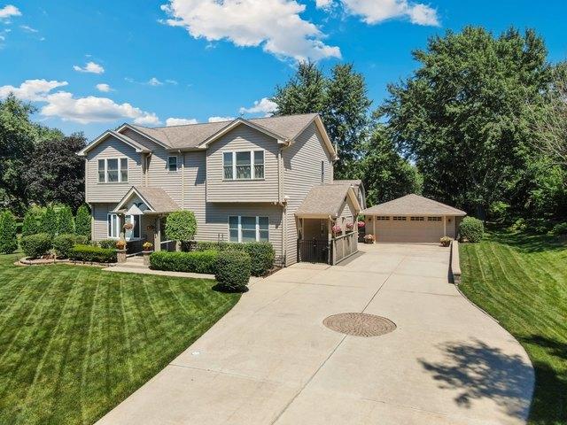 House for sale in Warrenville, Illinois
