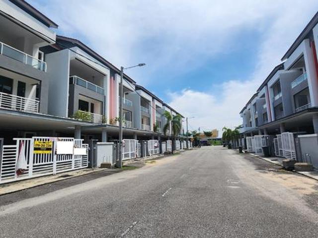 Terraced House for sale in Malaka
