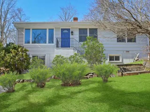 House for rent in Darien