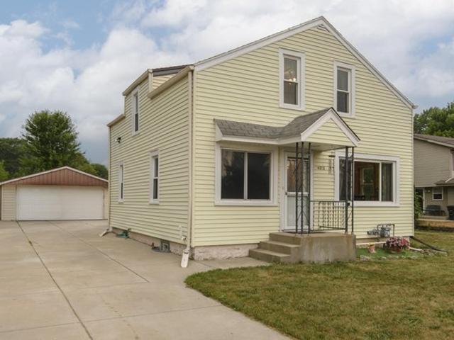 House for sale in Greenfield Park, Wisconsin