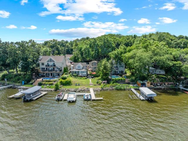 House for sale in Mchenry, Illinois