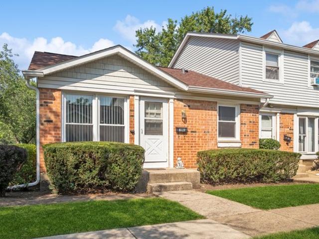 Townhouse for sale in Streamwood, Illinois